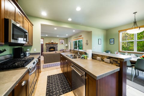 Fully equipped kitchen with breakfast bar