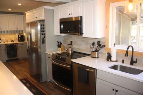 Kitchen even has a dishwasher!