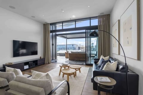 Spacious living room 