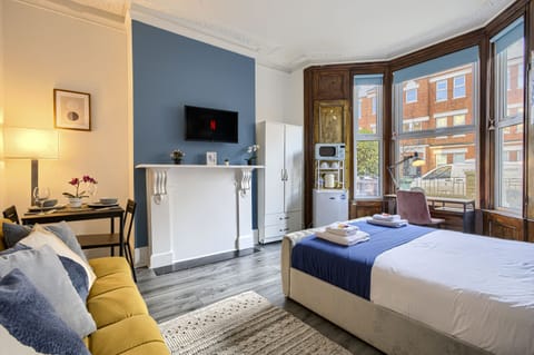 Suite-Deluxe-Shared Bathroom