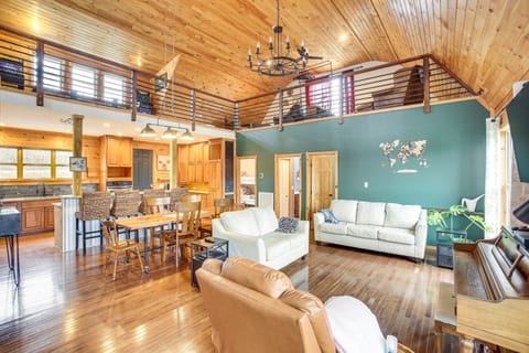 Bethpage Vacation Rental | 3BR | 2BA | 4 Steps Required | 2,600 Sq Ft