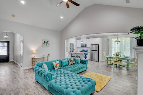 Where good vibes and great conversations happen. 🏡💖