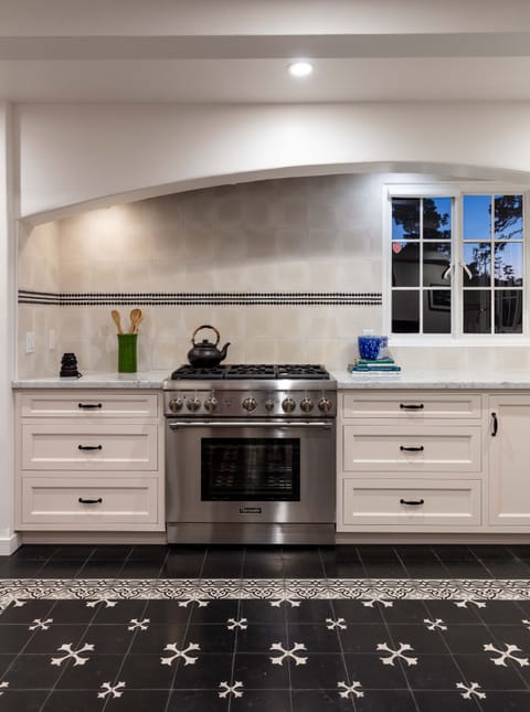 Gourmet kitchen with 6-burner stove