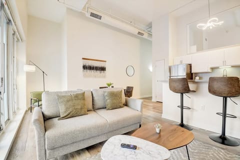 CozySuites - 1BR with Direct Skybridge Access
