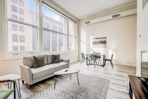 CozySuites 2BR Queen with Direct Skybridge Access