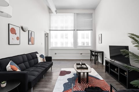 TWO CozySuites 4BR Queen Apt with Skybridge Access