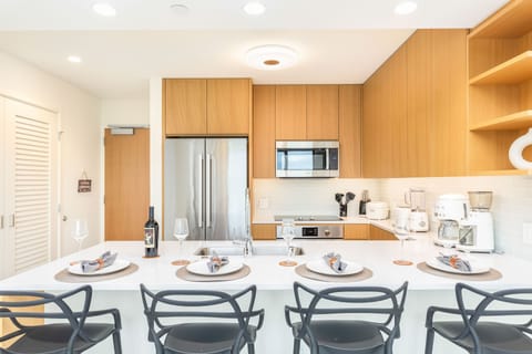 Kitchen Counter with Seating for 4