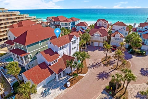 Private beach just steps from the home! Private heated pool and FREE golf cart included! Sleeps 14, 5 bedrooms, 4 bath, and 8 beds.
