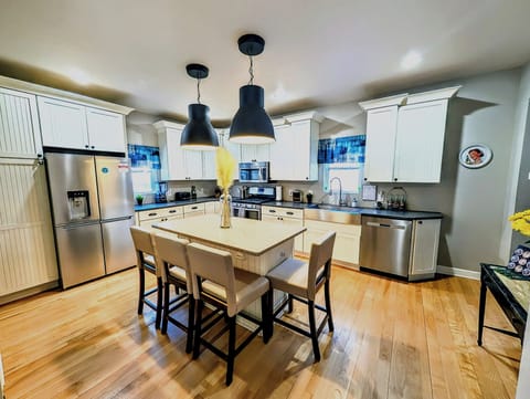 Well Appointed Kitchen w/ Fridge/Freezer, Gas Stove/Oven, Microwave & Dishwasher