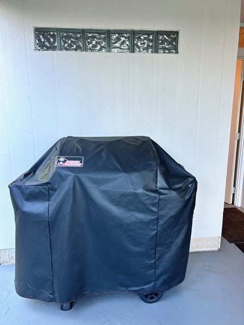 Grill & beach gear included