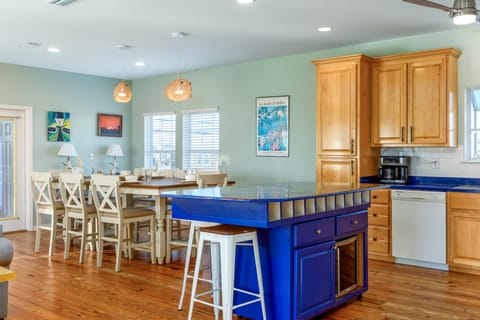 009 Coconut Breeze Kitchen Island and Dinning Room