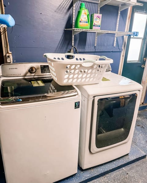 Washer & Dryer (detergent & dryer sheets provided!)