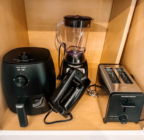 Air fryer, blender, hand mixer & toaster.