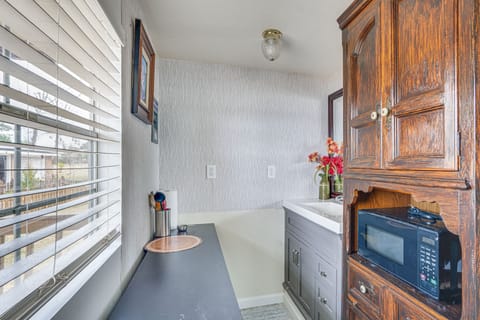 Kitchenette | Microwave | Hot Plate