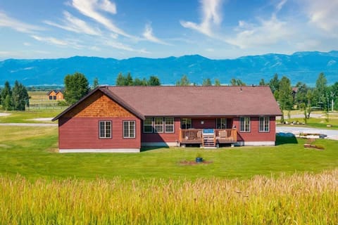 Our White Pine home has a large backyard, plenty of space, and mountain views. 
