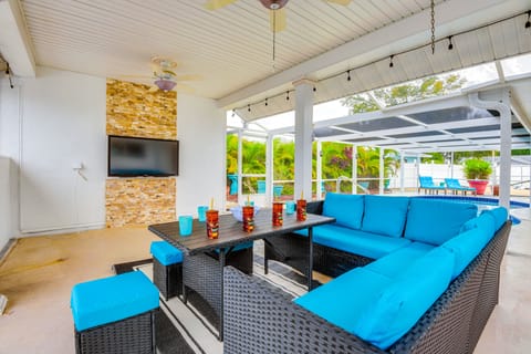 Lounge Area | Flat-Screen TV