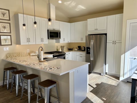 Quartz countertops for kitchen dining