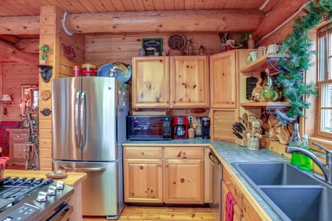 Kitchen | Gas Stove | Oven | Dishwasher | 1st Floor