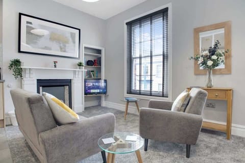 Relax in the spacious open-plan living area, where the lounge, dining space, and kitchen come together seamlessly. An indoor fireplace, Smart TV, and comfortable seating create a warm and inviting atmosphere.