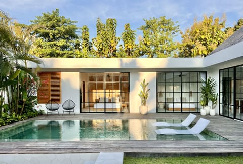 Luxurious three-bedroom villa with a large swimming pool and an outdoor sunken lounge