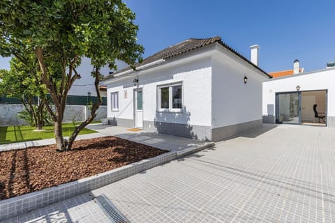 A beautiful house with a spacious garden.
#outdoor #garden #portugal #pt #aroeira