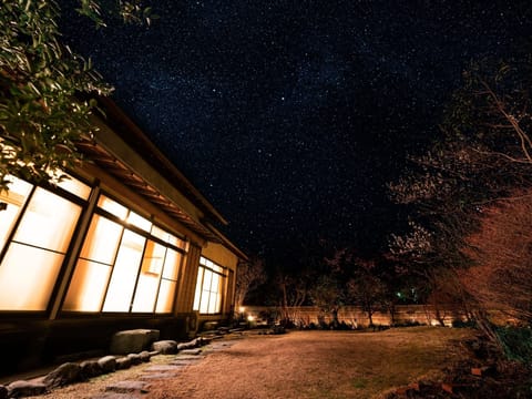 ・[Garden] On clear nights, you can see the starry sky.