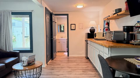 A comfortable open plan with a clear line from the kitchenette to the private bathroom, ideal for relaxed short stays.