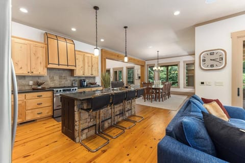 Main floor - Kitchen with island (seats 4)