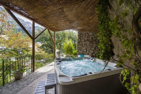Outdoor spa tub
