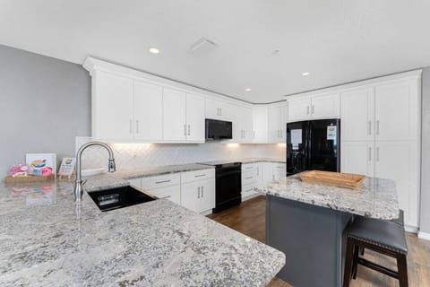 Large Kitchen with Breakfast Bar and Island