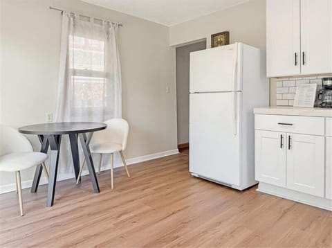 🪑 Cozy Dining Nook
Enjoy morning coffee at this charming round dining table, comfortably set up for two. Natural light filters through the sheer curtain, creating a bright and inviting space. Designed with comfort and simplicity in mind.
