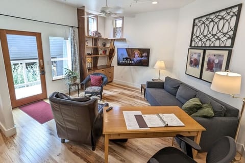 Office-Living Room, Visitable = Accessible Entrance & Restroom for Visitors