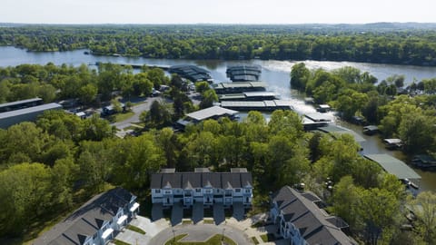 Located next to Old Hickory Lake and Gallatin Marina.