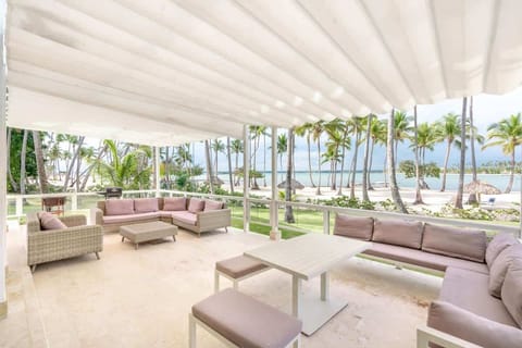 Private terrace for enjoying the ocean view and enjoying with friends and family. 