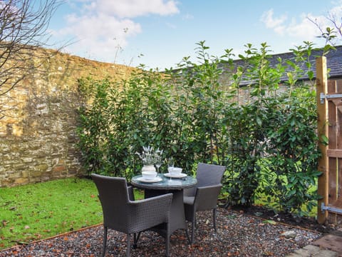 Outdoor eating area | The Studio at Cross House - Castle Gate Retreats, Kirkby Lonsdale
