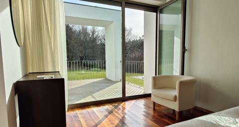 Suite com cama Casal e varanda