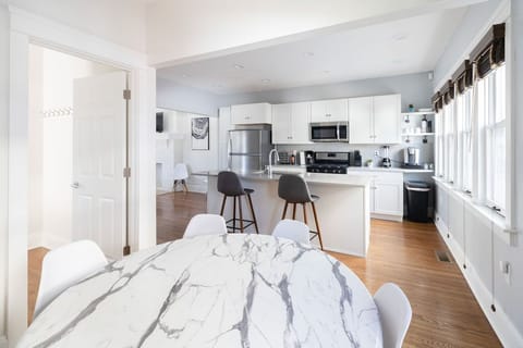 The dining room has an elegant design, with marmol table surrounded by comfortable chairs