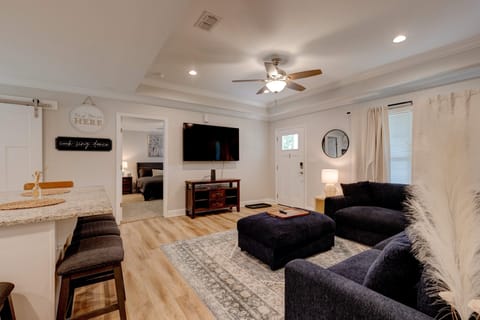 Living Area, Clanton cottage rental home, Thomasville, Ga