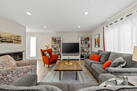 Cozy and sleek living room to watch your favorite shows!