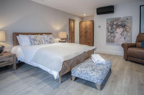 Suite 1 - Sleeping Giant Hotel - Pen Y Cae Inn (4624)