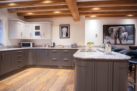 Oak Lodge - Hot Tub - Pen Y Cae Inn (4613)