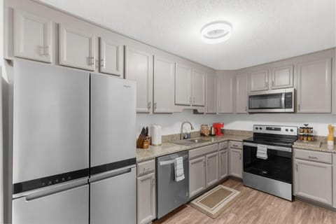 Full sized fridge/freezer, all new stainless steel appliances