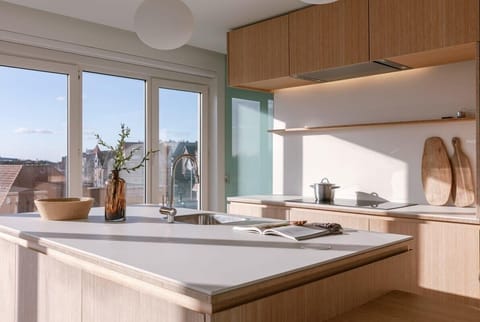Fully equipped kitchen with wooden accents and natural brightness 💙🍽️