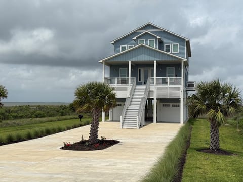 Bay side views with plenty of parking