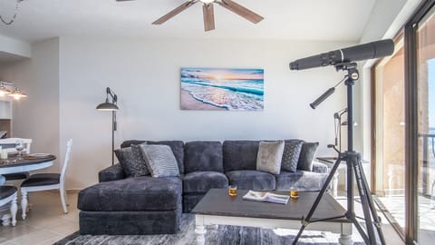 The living room invites you to stretch out and relax. Enjoy the quality telescope and check out what is happening on the beach.