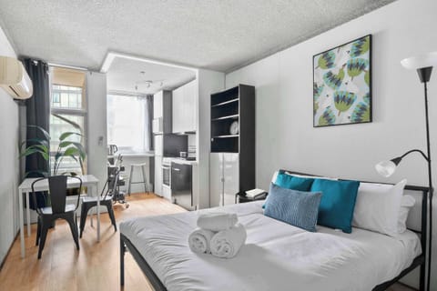 Studio apartment with kitchen, dining or work from home desk in the heart of Surry Hills