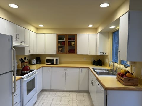 Full kitchen - Fully equipped, cooking basics, dishware & flatware, dishes/utensils for kids, microwave, toaster, drip coffee maker, Keurig coffee maker, blender, kettle, dishwasher, trash bags, paper towels.