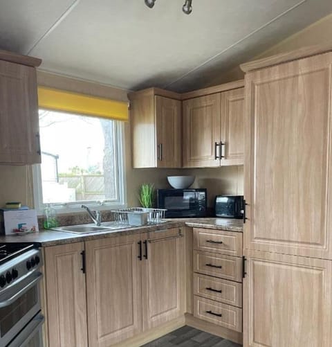 Lazy Bear 25 Arne View Seaside home with great views, full kitchen&strong Wi-Fi. Campground/ 
RV Resort in Poole