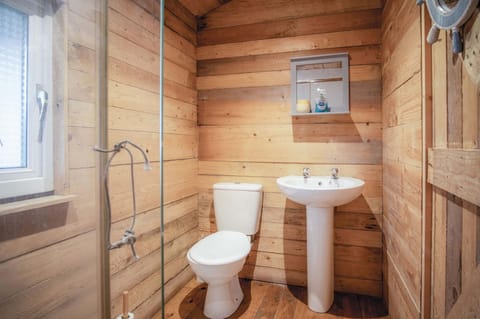 The Hygge Hut - 1 Bed - Freshwest Beach Retreat (23573)