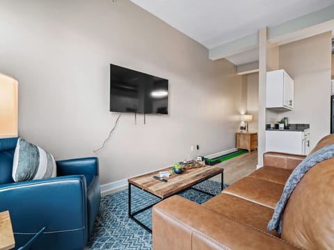 Wow!  This Cleveland apartment is a total vibe.  The stunning views and the cozy atmosphere make it the perfect place to unwind and enjoy the city.  🌆